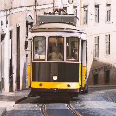 Vintage sarı tramvay Lizbon, Portekiz