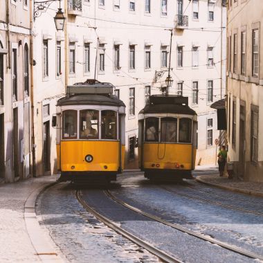 Vintage sarı tramvay Lizbon, Portekiz