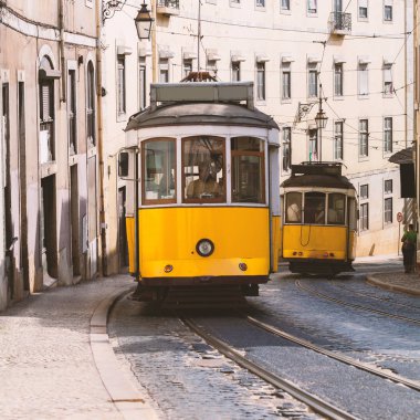 Vintage sarı tramvay Lizbon, Portekiz