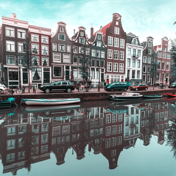 Casas y Barcos en el Canal de Amsterdam —  Fotos de Stock
