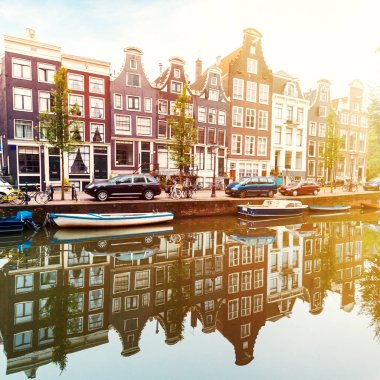 evler ve amsterdam kanal tekneleri