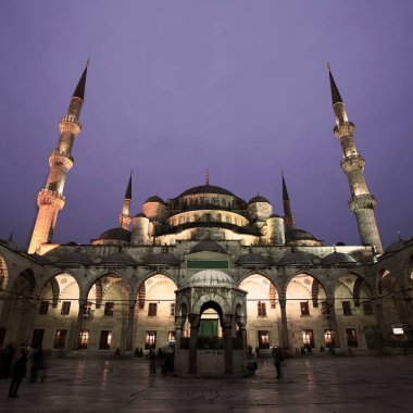 Istanbul'da Sultanahmet Camii manzaralı gece aydınlatma.