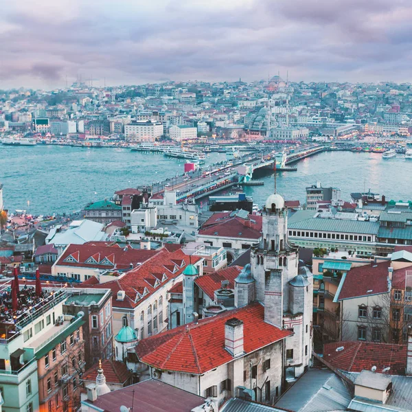 Akşam Istanbul panoramik manzaraya. — Stok fotoğraf