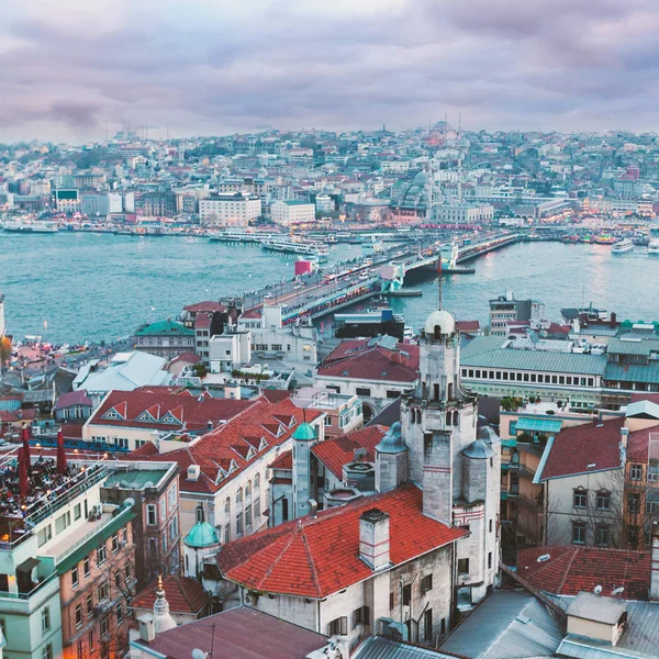 Istanbul panorama am abend. — Stockfoto