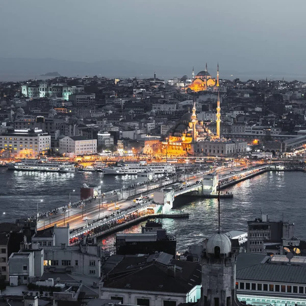 在晚上的伊斯坦布尔全景视图. — 图库照片