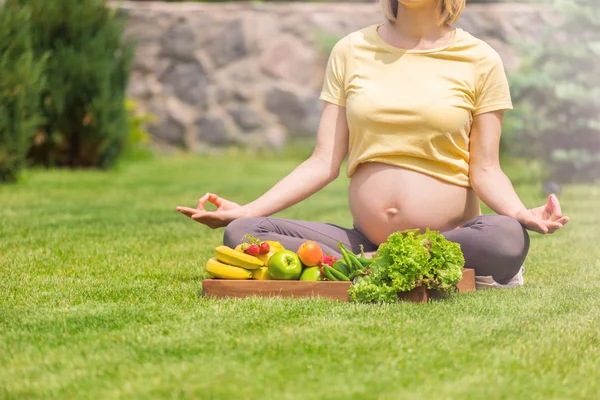 瞑想とリラクゼーション自然で妊娠中の女性 — ストック写真
