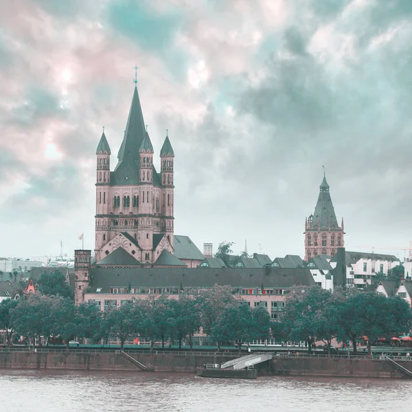 Große St. Martinskirche in Köln. Deutschland. — Stockfoto