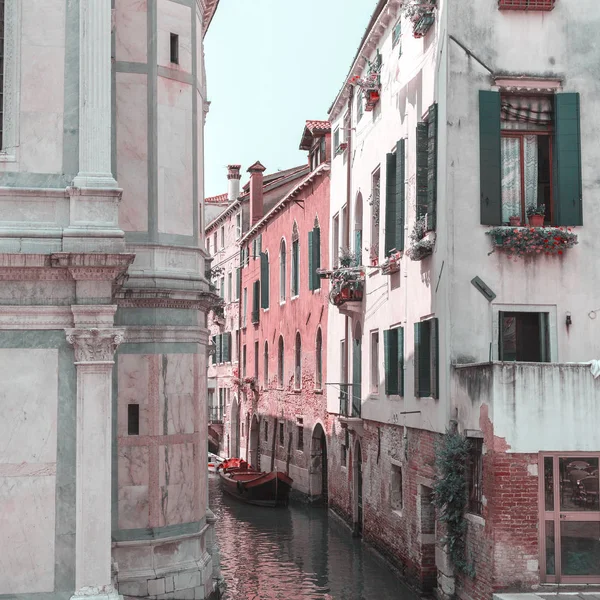 Vista del canal en Venecia, Italia. Venecia es un destino turístico popular de Europa. — Foto de Stock