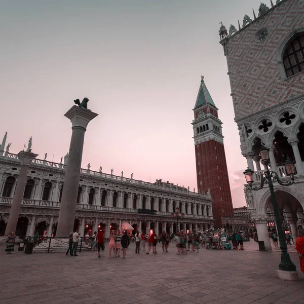 Piazza San Marco Campanile e Palazzo Ducale a Venezia . — Foto Stock