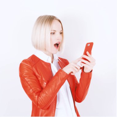 Alışveriş torbaları, cep telefonu ve kredi kartı ile genç kadın portresi.