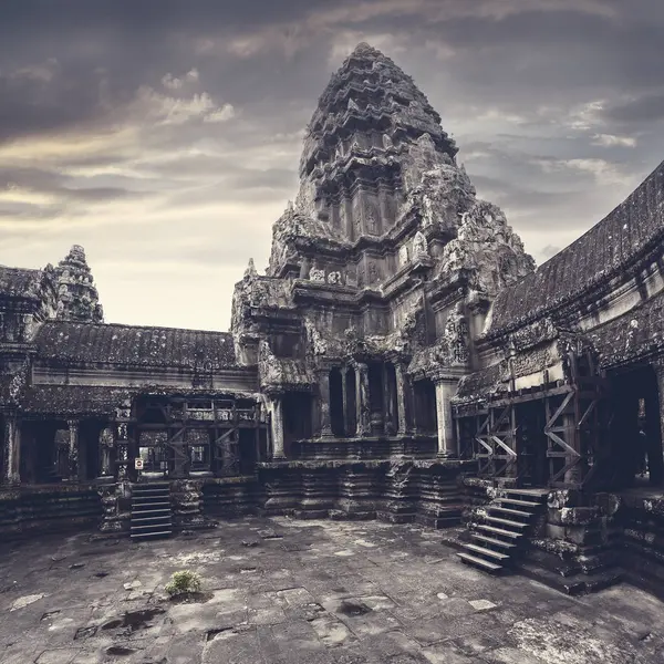 Tempio di Angkor Wat. Vista dall'interno del tempio — Foto Stock