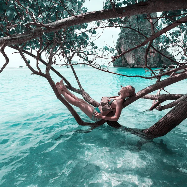 Turystyczna kobieta odpoczynku w gałęziach mangrowe. — Zdjęcie stockowe