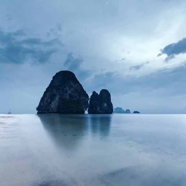 Západ slunce na pláž Phra Nang, Město Krabi, Thajsko — Stock fotografie