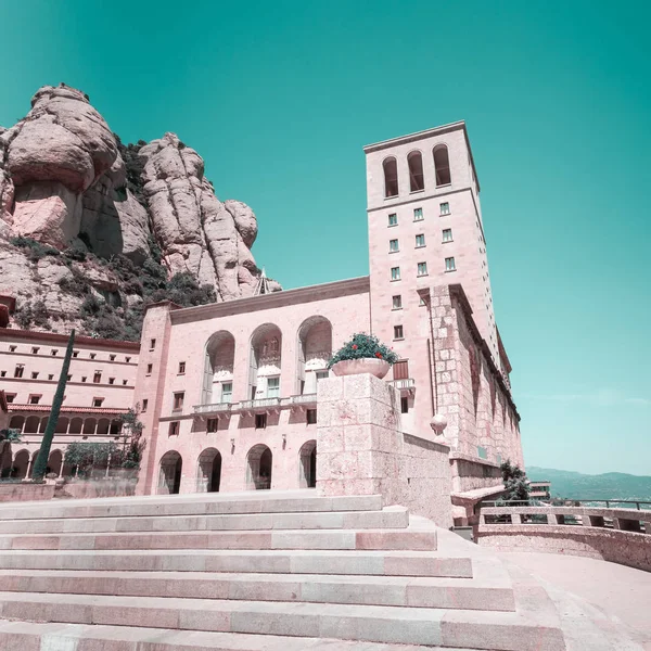 Monasterio de Montserrat - hermosa abadía benedictina en lo alto de las montañas cerca de Barcelona, Cataluña, España . — Foto de Stock