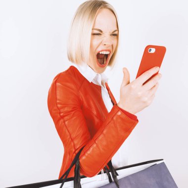 alışveriş torbaları ile genç kadının portresi