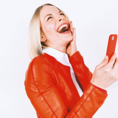 alışveriş torbaları ile genç kadının portresi