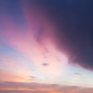 Pembe - mor renk gökyüzünde