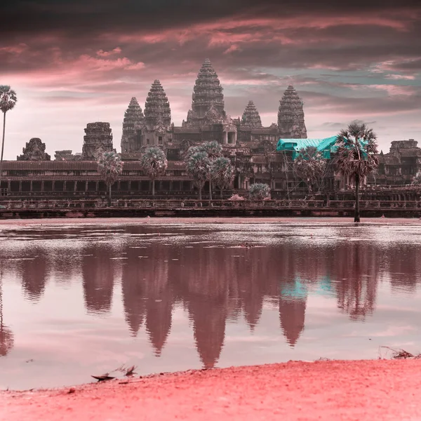 Angkor Wat temple avec reflet dans l'eau — Photo