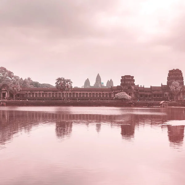 水の反映とアンコール ワット寺院 — ストック写真