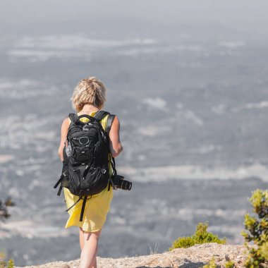 Montserrat İspanya dağ manzarasının tadını sırtında bir sırt çantası ile kadın Gezgin