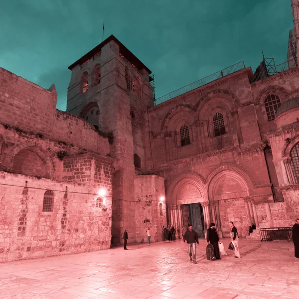 Igreja do Santo Sepulcro na Cidade Velha Jerusalém à noite — Fotografia de Stock