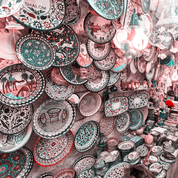 Traditional trading shop with pottery in the old city of Jerusalem, Israel — Stock Photo, Image