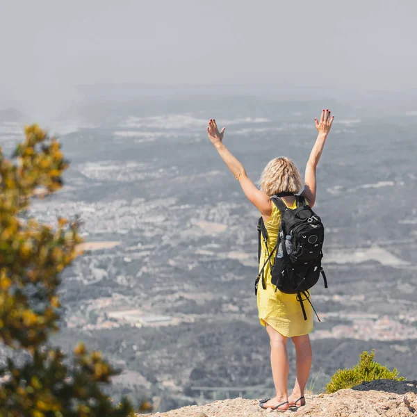 Montserrat İspanya dağ manzarasının tadını sırtında bir sırt çantası ile kadın Gezgin — Stok fotoğraf