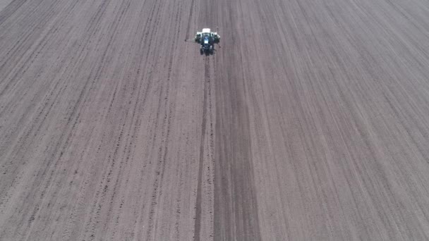 Vista aérea dos tractores que atravessam o campo — Vídeo de Stock