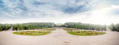 Schonbrunn Schloss Parkı ve Glorietta Pavyonu arka planda, Viyana, Avusturya