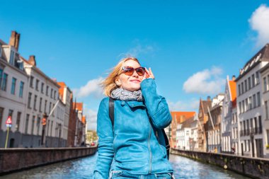 Belçika 'nın Bruges şehrinde oturan ve eğlenen kadın turist