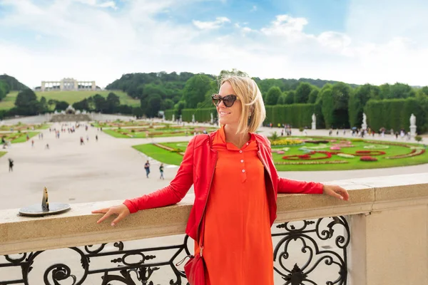 Joven turista se enfrenta a un parque del palacio Schoenbrunn en Viena, Austria — Foto de Stock