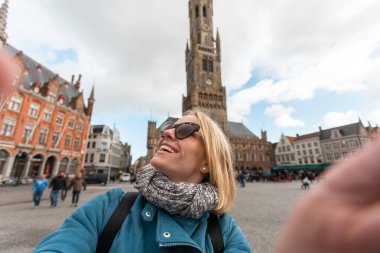 Bruges, Belçika 'daki merkez pazar meydanında bir kadın.