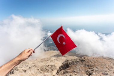 Toros Dağları'nın arka planında Türkiye bayrağı