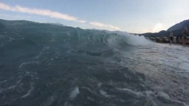 Sinema yavaş çekim videosu ve deniz dalgası tersi.