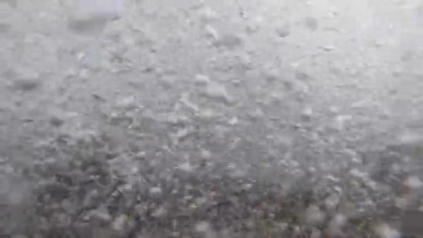 Beweglicher Hintergrund der Meereswelle mit vielen Luftblasen, die an die Wasseroberfläche aufsteigen. — Stockvideo