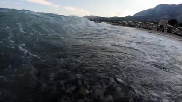 Vidéo au ralenti cinématographique avec inversion des vagues de mer — Video