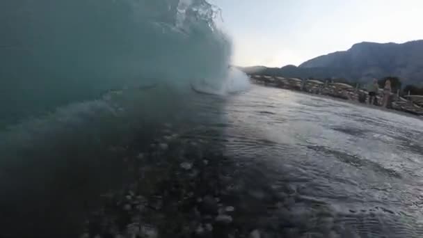 Vidéo au ralenti cinématographique avec inversion des vagues de mer 