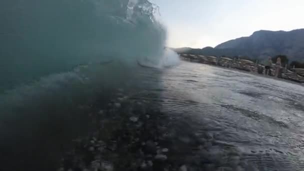 Video cinematográfico en cámara lenta con inversión de ondas marinas — Vídeos de Stock