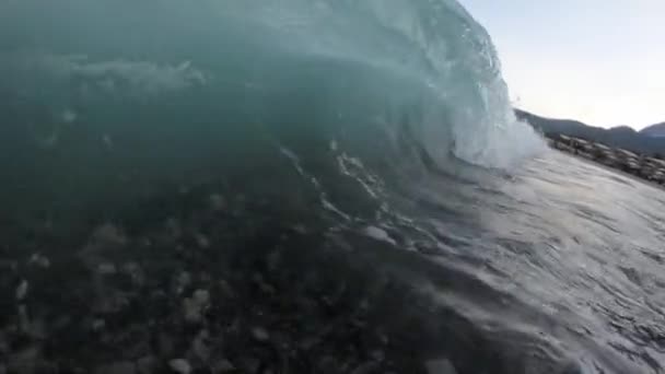 Video cinematográfico en cámara lenta con inversión de ondas marinas — Vídeos de Stock