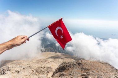 Toros Dağları'nın arka planında Türkiye bayrağı