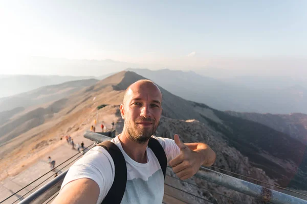 Manlig turist står på toppen av Tahtali berg i Turkiet, Antalya, Kemer. — Stockfoto