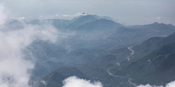 Панорама красивих гір силуету в блакитних тонах з туманом і хмарами . — стокове фото