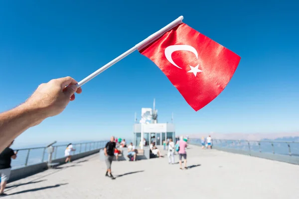 Bandera de Turquía con el telón de fondo de las montañas de Tauro — Foto de Stock