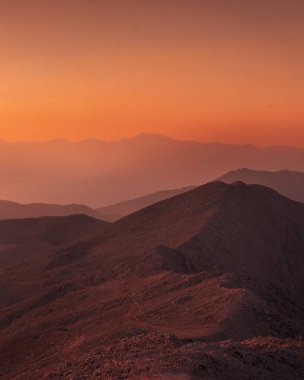 Kemer yakınlarındaki Tahtalı Dağı'nın tepesinden Toros Dağları üzerinde güzel gün batımı, Antalya, Türkiye