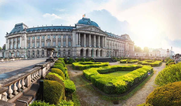 Palacio Real y jardín en Bruselas, Bélgica — Foto de Stock