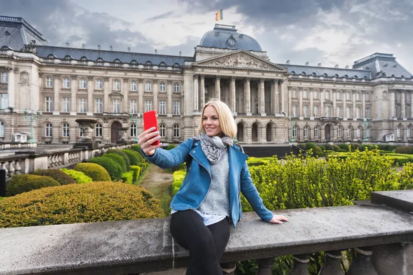 Mujer posando sobre el telón de fondo del Palacio Real en Bruselas, Bélgica — Foto de Stock