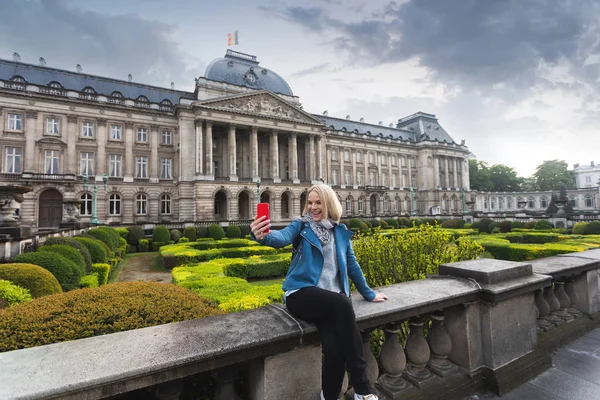Mulher posando contra o cenário do Palácio Real em Bruxelas, Bélgica — Fotografia de Stock