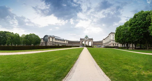Bruselas, Bélgica. Famoso arco triunfal - entrada al parque Cinquantenaire o Jubelpark . — Foto de Stock