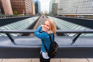 Belçika, Brüksel 'deki Avrupa Komisyonu genel merkezinin zeminine karşı duran genç bir kadın