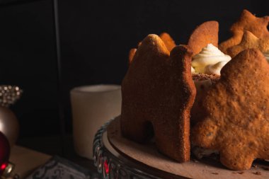 Zencefilli kurabiyeyle süslenmiş ev yapımı kek. Kapat.